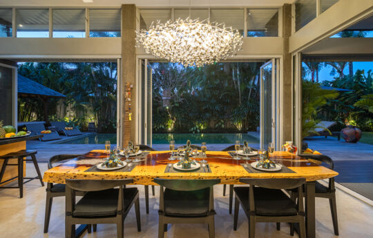 Dining table with seats for 6 people with views to garden and pool area